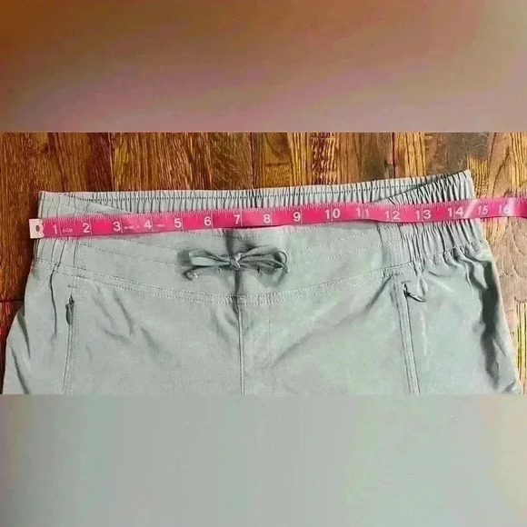 ATHLETA La Viva Capri Ruched Leg Cropped Pant Jogger in Cobblestone Grey - Picture 6 of 12